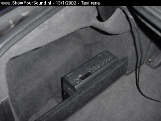 showyoursound.nl - MB E 300 with many multimedia stuff inside - taxi rene - DSC00186.JPG - De JVC videospeler achter in het zijvak